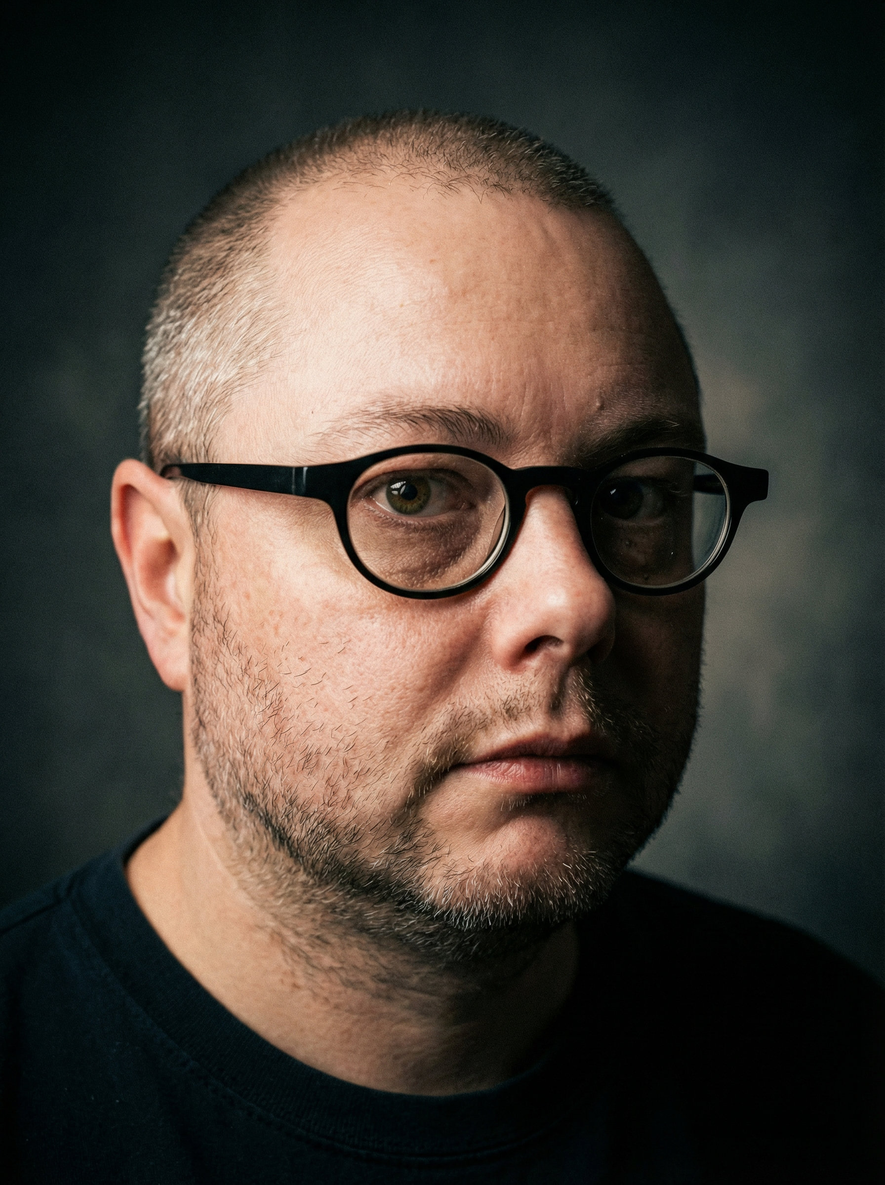 Das Bild zeigt Christoph Schade. Er lächelt in die Kamara. Trägt eine Brille. Hat kurze Haare.